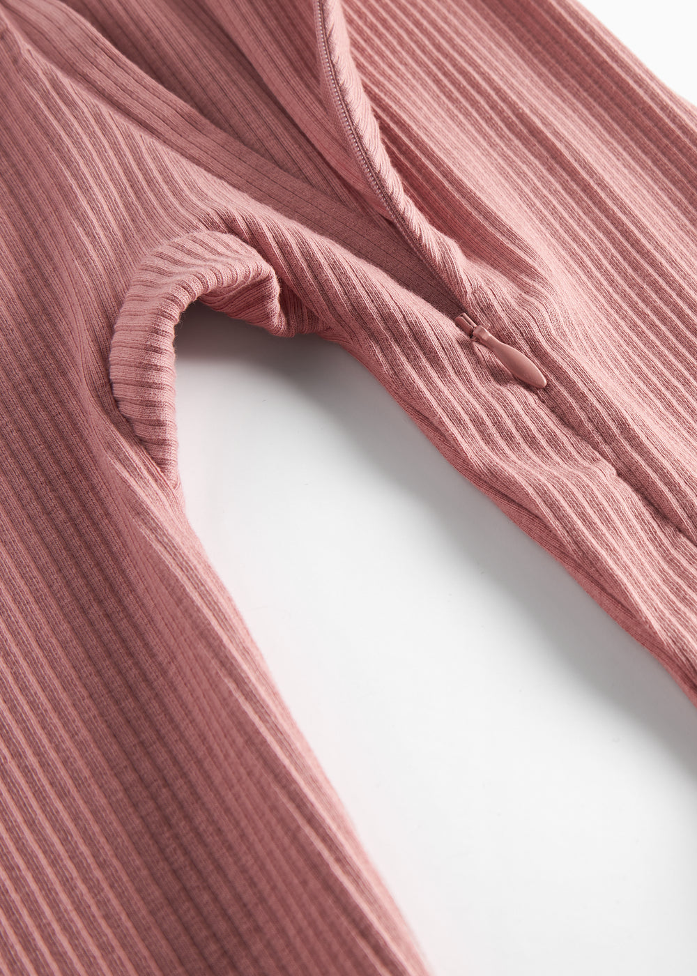 Lyserød ribstrikket heldragt med lange ærmer og ben til baby