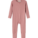 Lyserød ribstrikket heldragt med lange ærmer og ben til baby