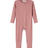 Lyserød ribstrikket heldragt med lange ærmer og ben til baby