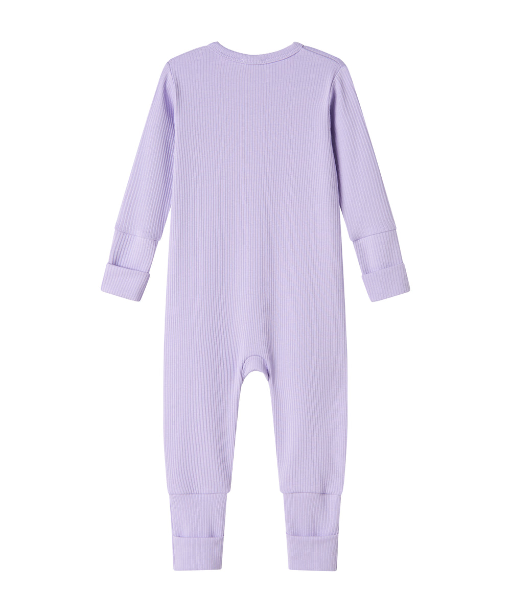 Ribbstrikket lys lilla heldragt til baby i blødt materiale med lange ærmer og lange ben og lynlås