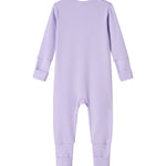 Ribbstrikket lys lilla heldragt til baby i blødt materiale med lange ærmer og lange ben og lynlås