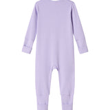 Ribbstrikket lys lilla heldragt til baby i blødt materiale med lange ærmer og lange ben og lynlås