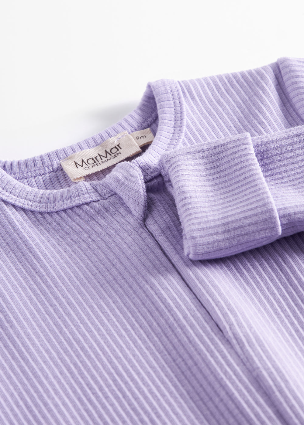 Ribbstrikket lys lilla heldragt til baby i blødt materiale med lange ærmer og lange ben og lynlås