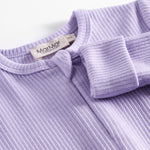 Ribbstrikket lys lilla heldragt til baby i blødt materiale med lange ærmer og lange ben og lynlås