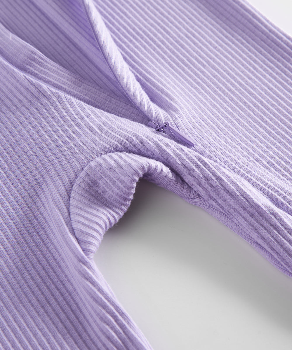 Ribbstrikket lys lilla heldragt til baby i blødt materiale med lange ærmer og lange ben og lynlås