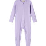 Ribbstrikket lys lilla heldragt til baby i blødt materiale med lange ærmer og lange ben og lynlås