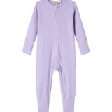 Ribbstrikket lys lilla heldragt til baby i blødt materiale med lange ærmer og lange ben og lynlås