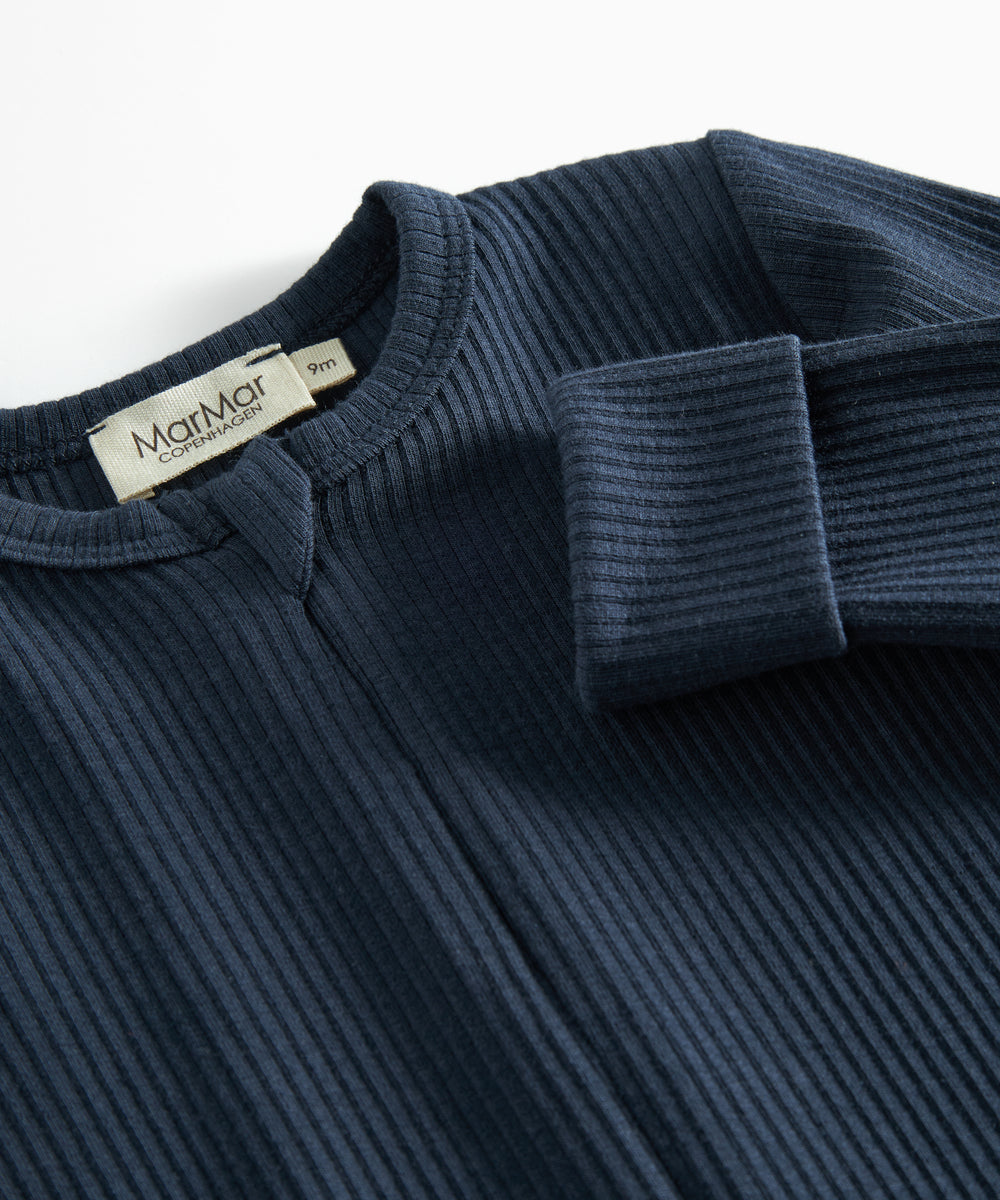 Ribbstrikket blå heldragt til baby i blødt materiale med lange ærmer og lange ben og lynlås