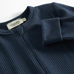 Ribbstrikket blå heldragt til baby i blødt materiale med lange ærmer og lange ben og lynlås