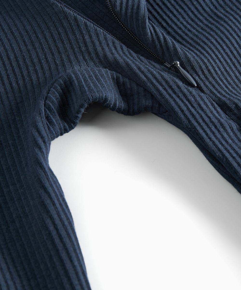 Ribbstrikket blå heldragt til baby i blødt materiale med lange ærmer og lange ben og lynlås