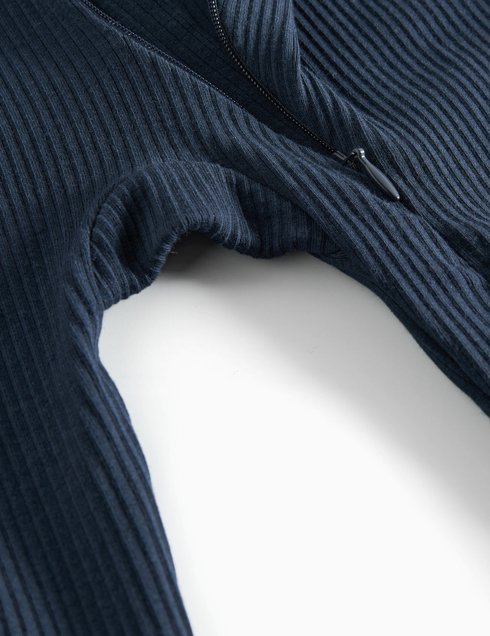 Ribbstrikket blå heldragt til baby i blødt materiale med lange ærmer og lange ben og lynlås