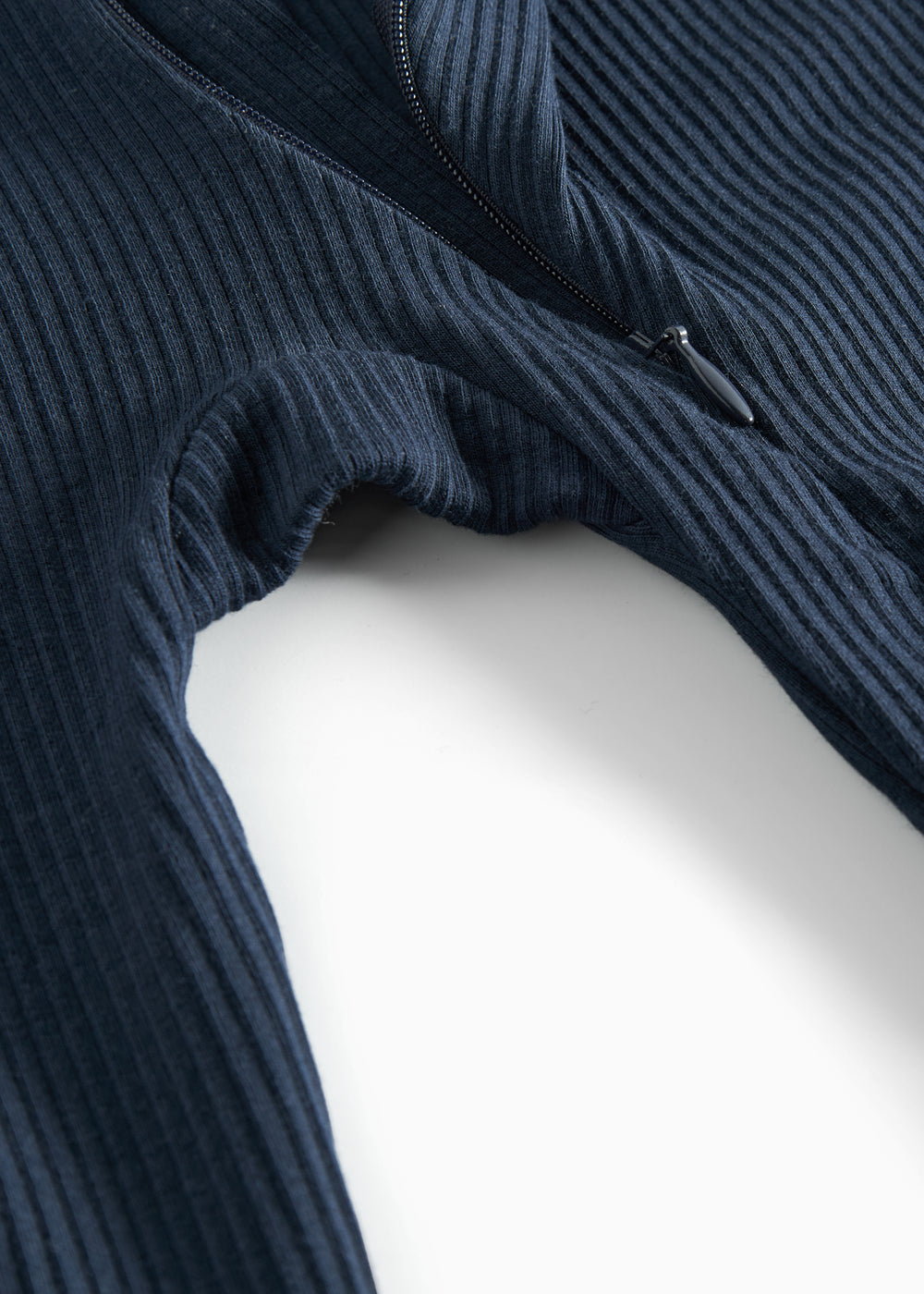 Ribbstrikket blå heldragt til baby i blødt materiale med lange ærmer og lange ben og lynlås