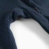 Ribbstrikket blå heldragt til baby i blødt materiale med lange ærmer og lange ben og lynlås