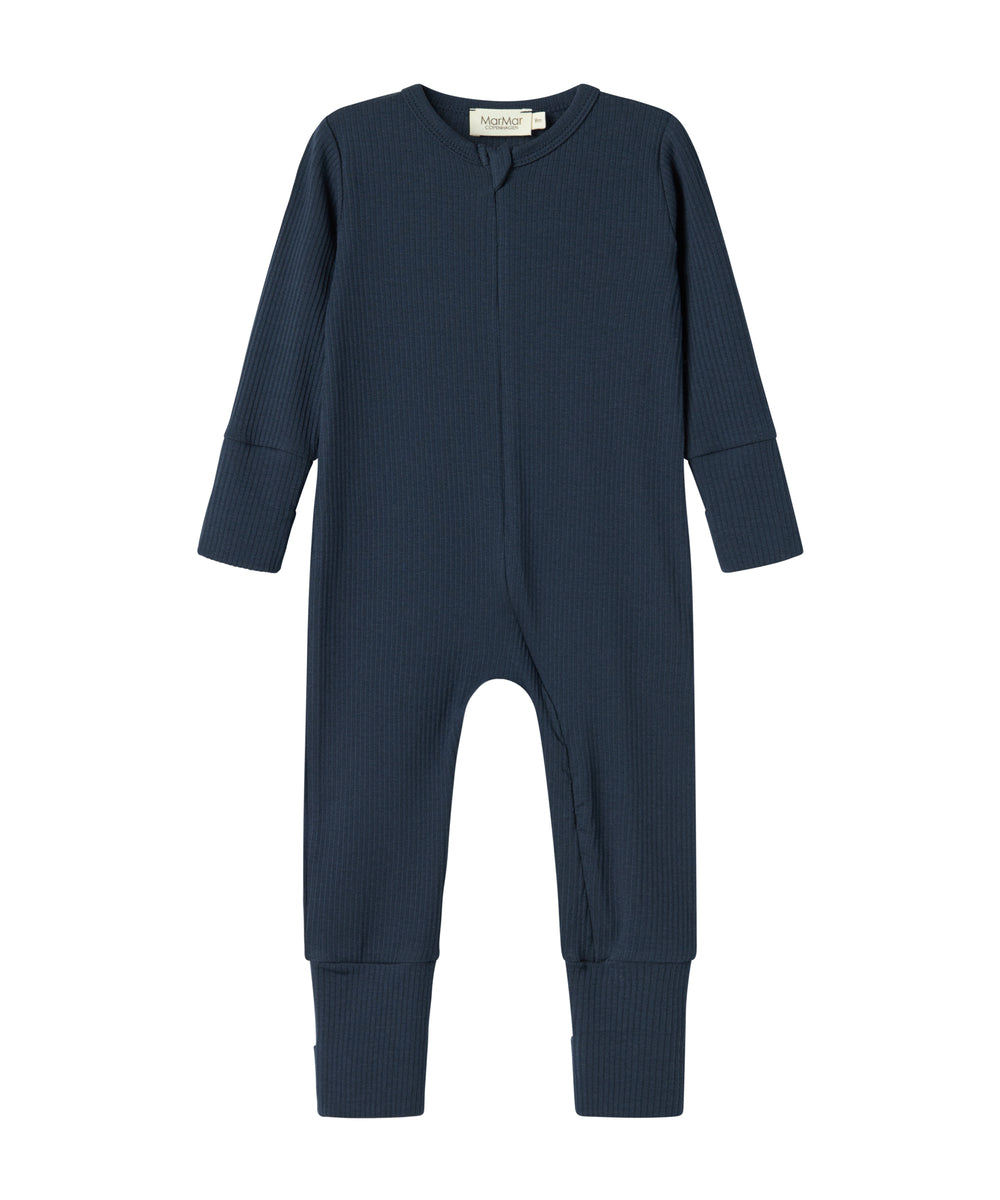 Ribbstrikket blå heldragt til baby i blødt materiale med lange ærmer og lange ben og lynlås