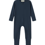 Ribbstrikket blå heldragt til baby i blødt materiale med lange ærmer og lange ben og lynlås