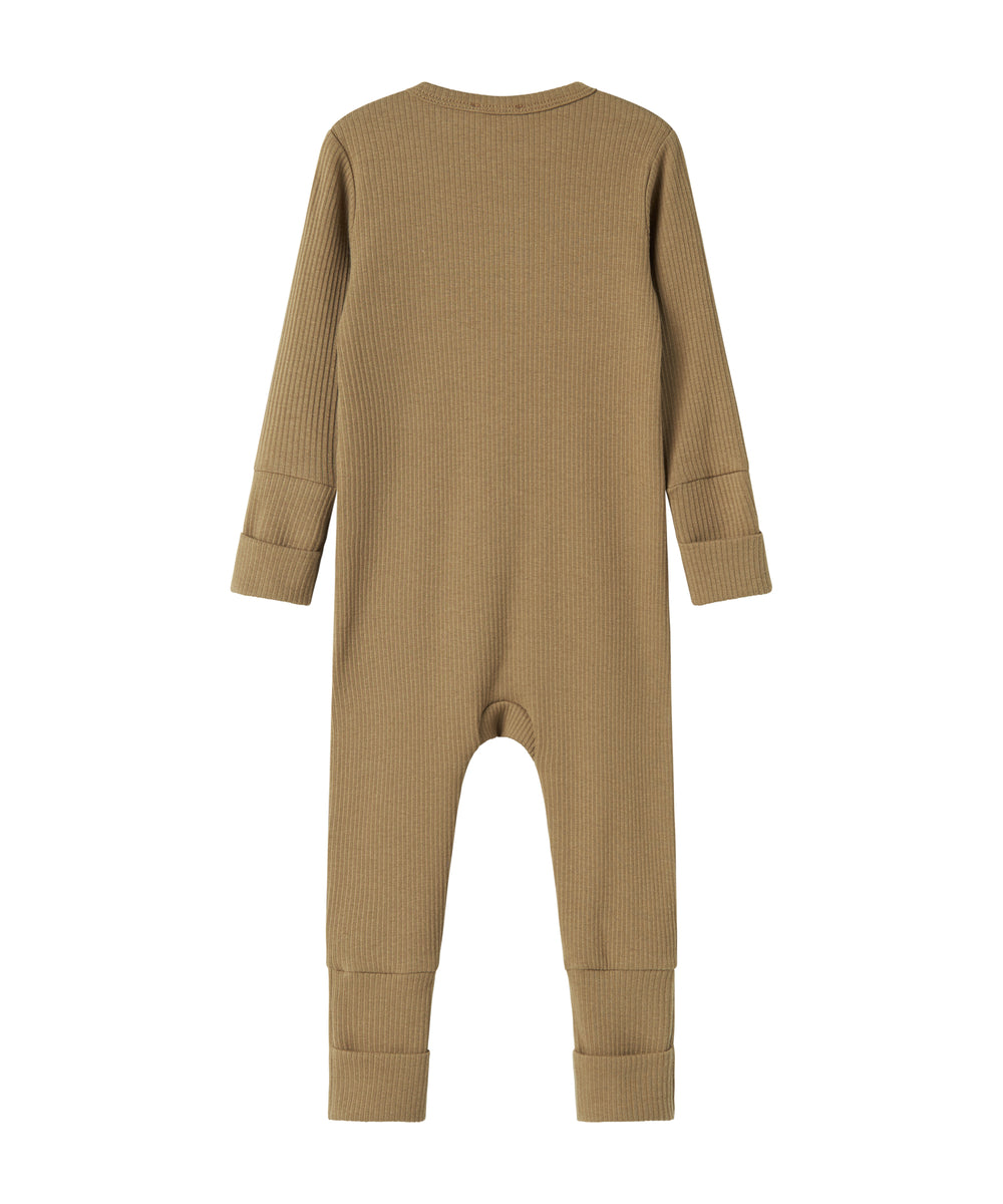 Ribbstrikket brun heldragt til baby i blødt materiale med lange ærmer og lange ben og lynlås