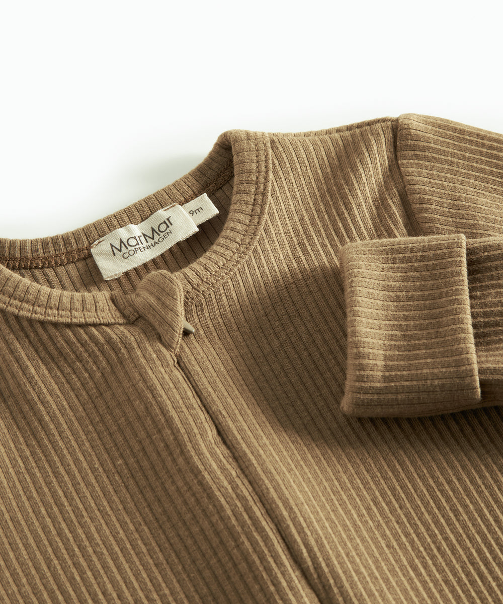 Ribbstrikket brun heldragt til baby i blødt materiale med lange ærmer og lange ben og lynlås