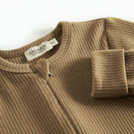 Ribbstrikket brun heldragt til baby i blødt materiale med lange ærmer og lange ben og lynlås