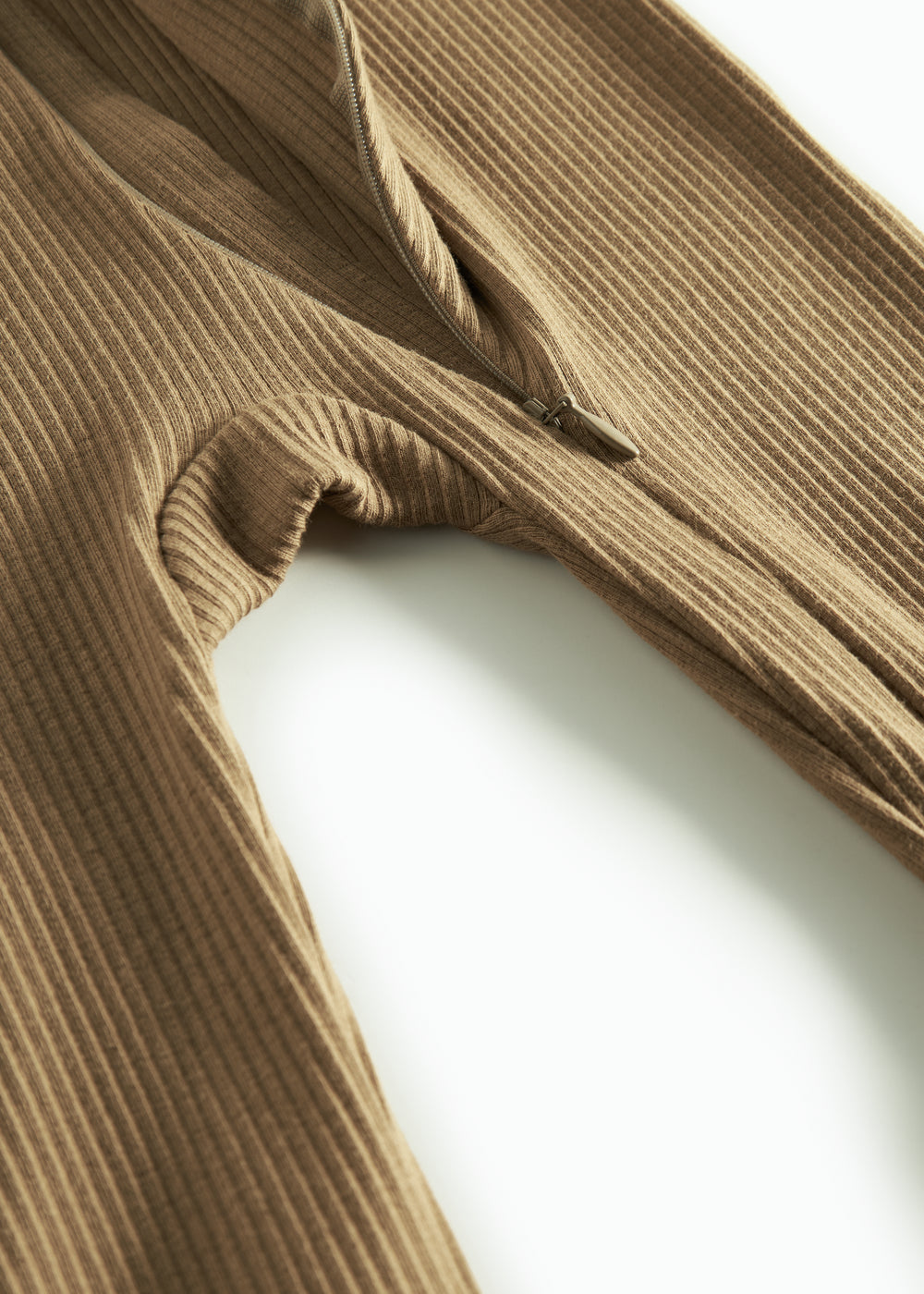 Ribbstrikket brun heldragt til baby i blødt materiale med lange ærmer og lange ben og lynlås