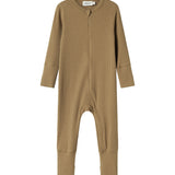 Ribbstrikket brun heldragt til baby i blødt materiale med lange ærmer og lange ben og lynlås