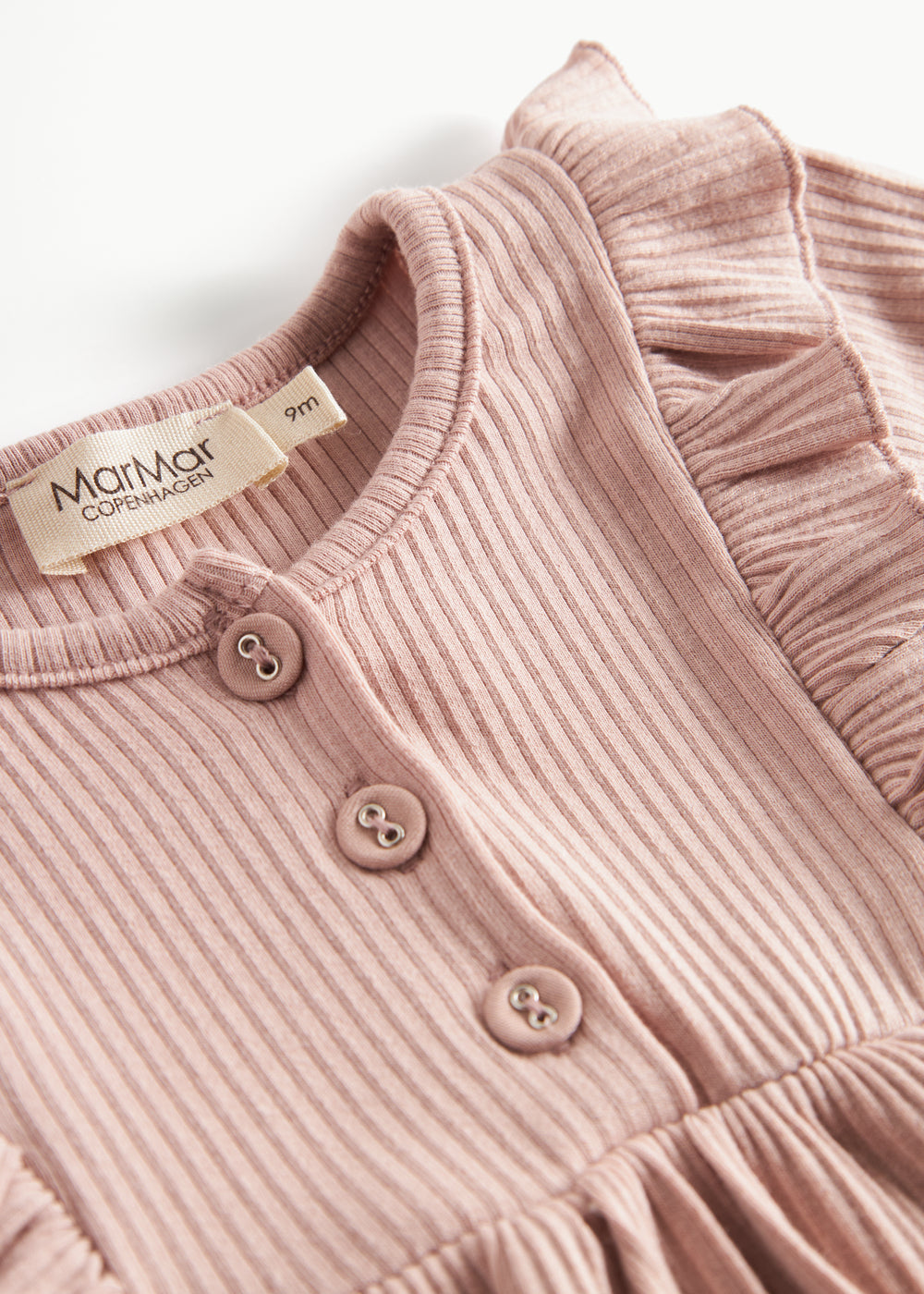 Lyserød ribstrikket kjole til børn med flæsedetaljer og lange ærmer