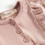 Lyserød ribstrikket kjole til børn med flæsedetaljer og lange ærmer