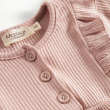 Lyserød ribstrikket kjole til børn med flæsedetaljer og lange ærmer