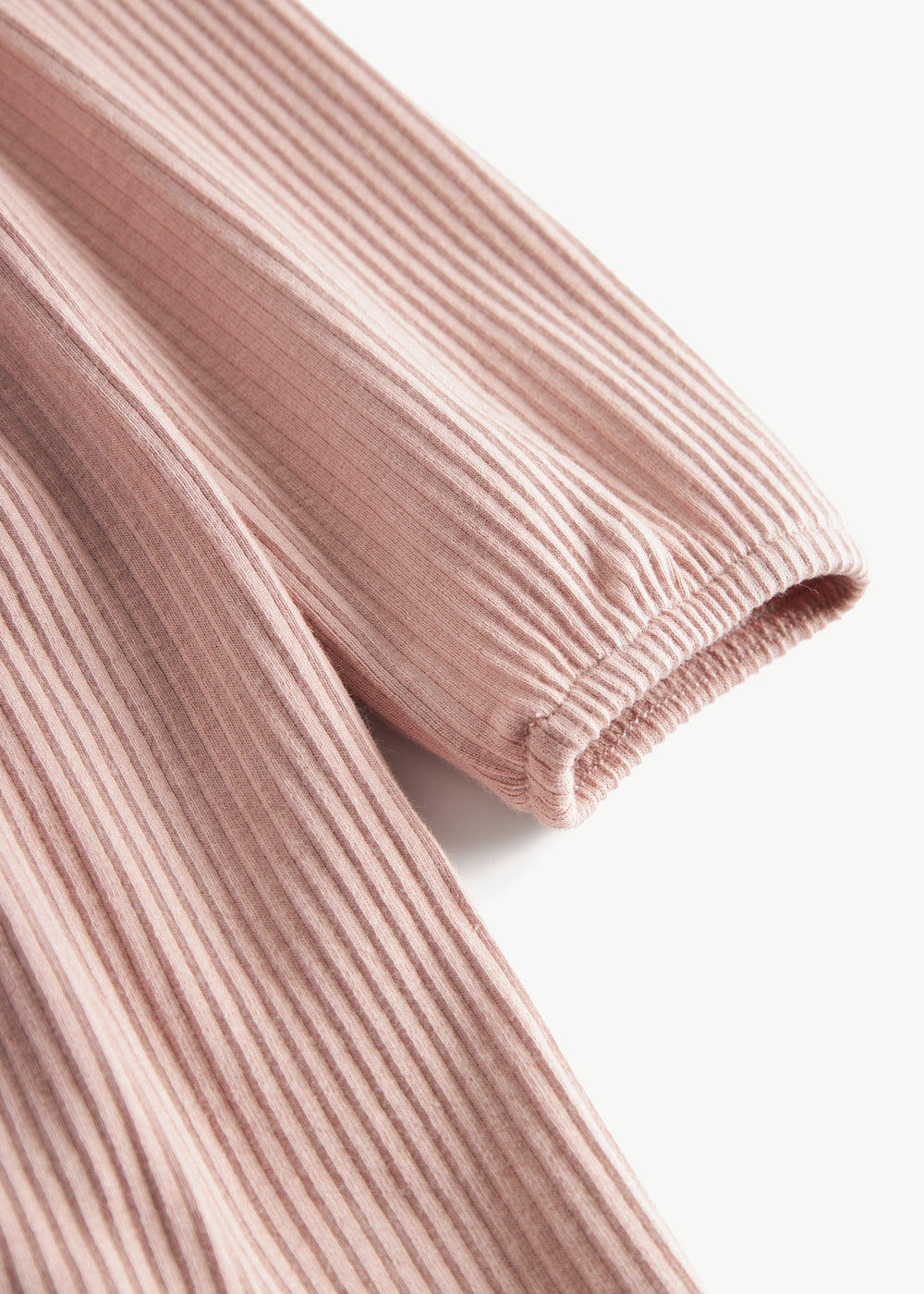 Lyserød ribstrikket kjole til børn med flæsedetaljer og lange ærmer