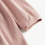 Lyserød ribstrikket kjole til børn med flæsedetaljer og lange ærmer