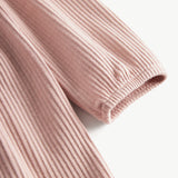 Lyserød ribstrikket kjole til børn med flæsedetaljer og lange ærmer