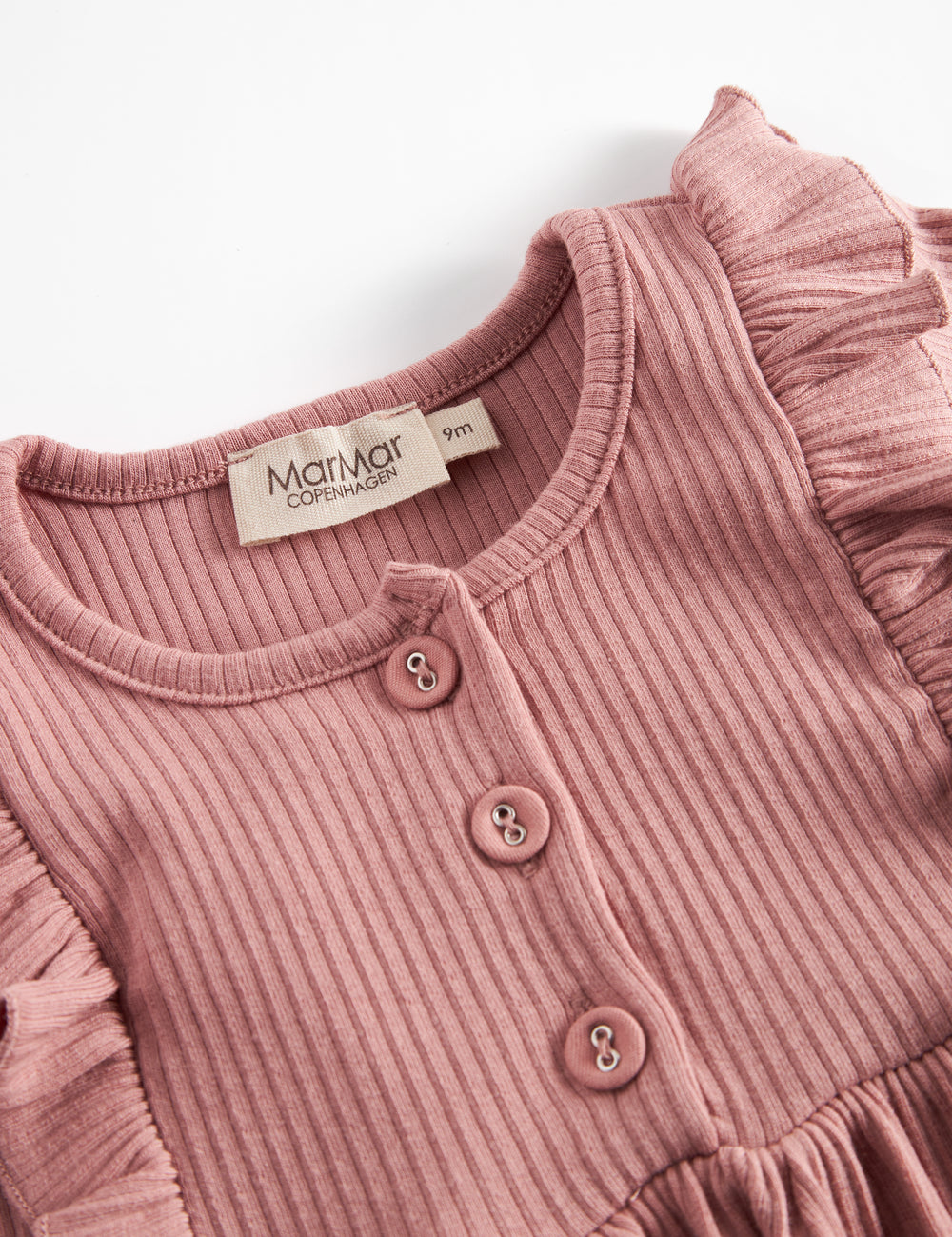 Lyserød ribstrikket kjole med lange ærmer, knapper og flæser til børn