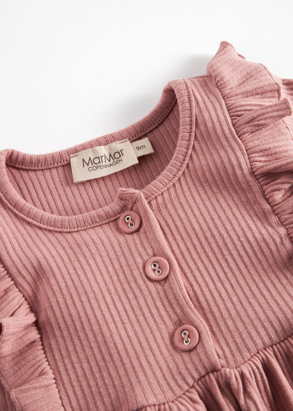Lyserød ribstrikket kjole med lange ærmer, knapper og flæser til børn