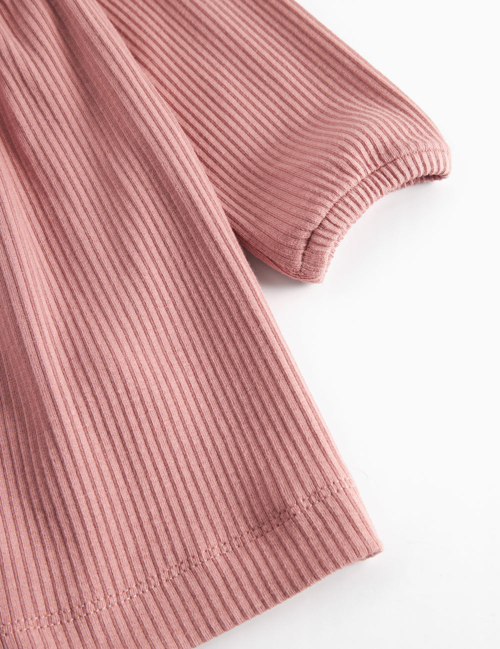 Lyserød ribstrikket kjole med lange ærmer, knapper og flæser til børn