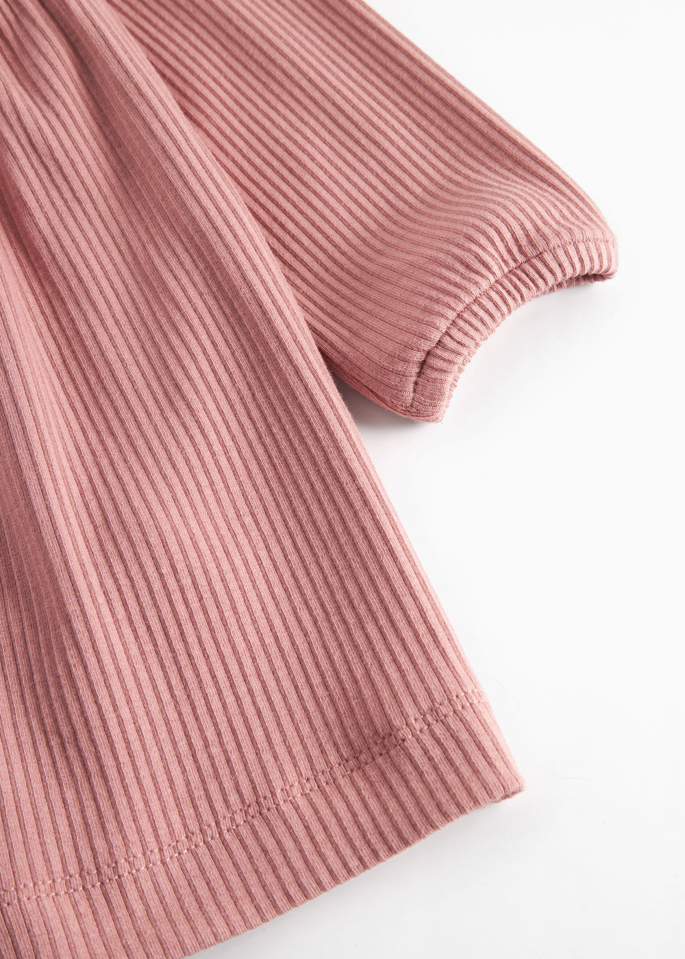 Lyserød ribstrikket kjole med lange ærmer, knapper og flæser til børn