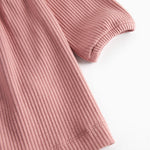 Lyserød ribstrikket kjole med lange ærmer, knapper og flæser til børn