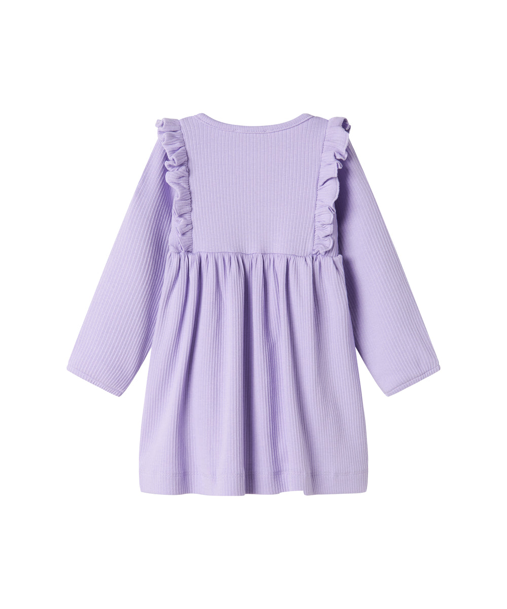 Lilla ribstrikket kjole til børn med flæsedetaljer og lange ærmer