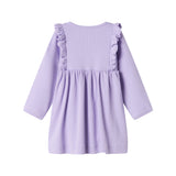 Lilla ribstrikket kjole til børn med flæsedetaljer og lange ærmer