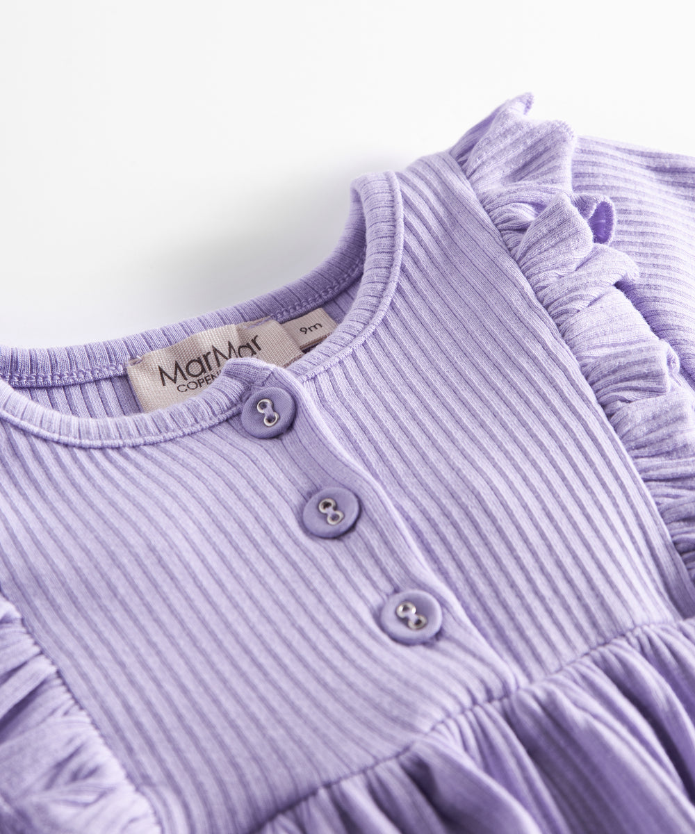 Lilla ribstrikket kjole til børn med flæsedetaljer og lange ærmer