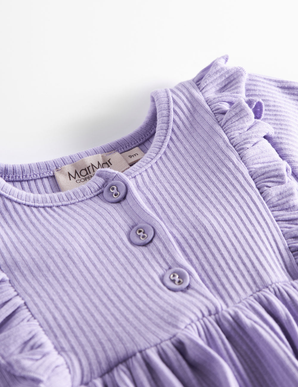 Lilla ribstrikket kjole til børn med flæsedetaljer og lange ærmer