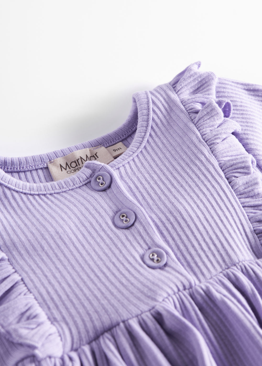 Lilla ribstrikket kjole til børn med flæsedetaljer og lange ærmer