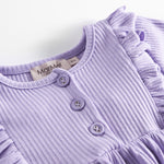 Lilla ribstrikket kjole til børn med flæsedetaljer og lange ærmer