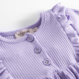 Lilla ribstrikket kjole til børn med flæsedetaljer og lange ærmer