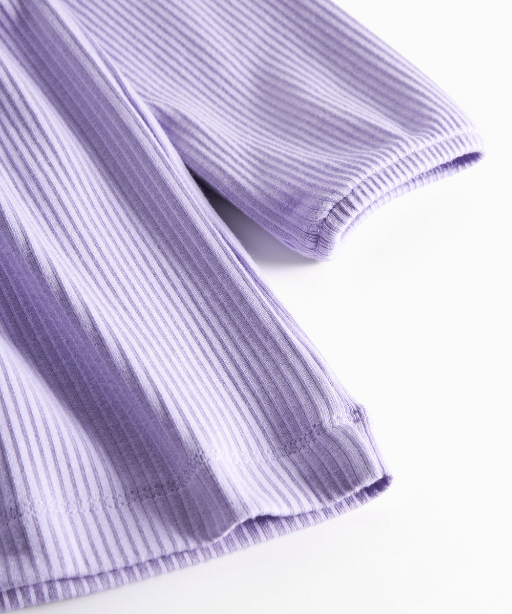 Lilla ribstrikket kjole til børn med flæsedetaljer og lange ærmer