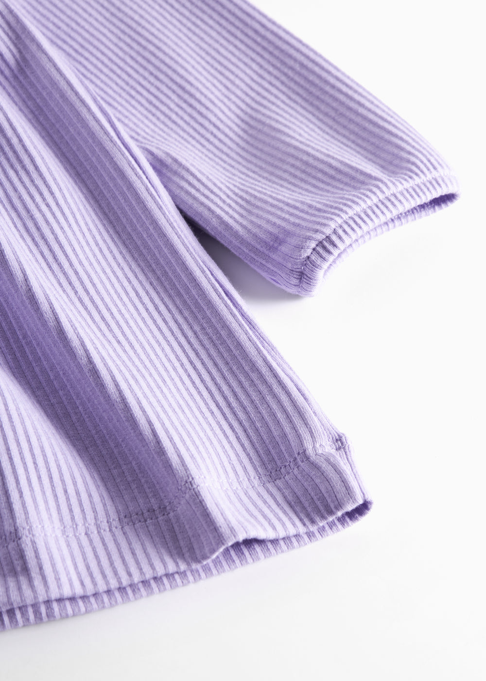 Lilla ribstrikket kjole til børn med flæsedetaljer og lange ærmer