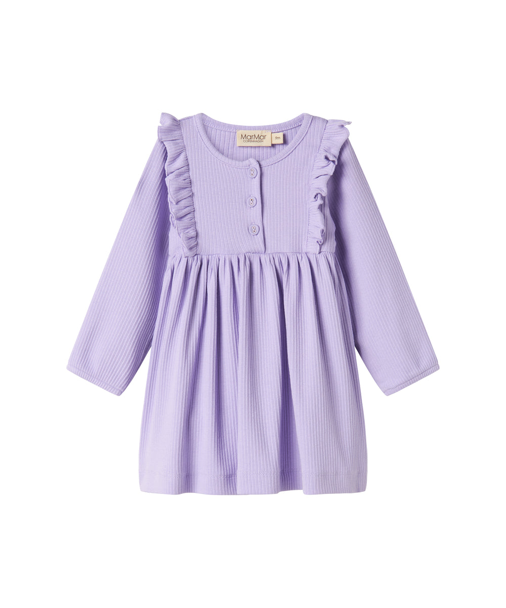 Lilla ribstrikket kjole til børn med flæsedetaljer og lange ærmer