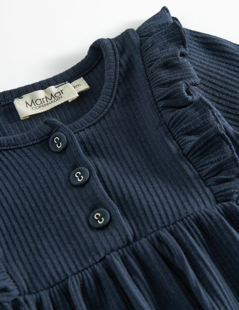 Mørkeblå ribstrikket kjole til børn med flæsedetaljer og lange ærmer