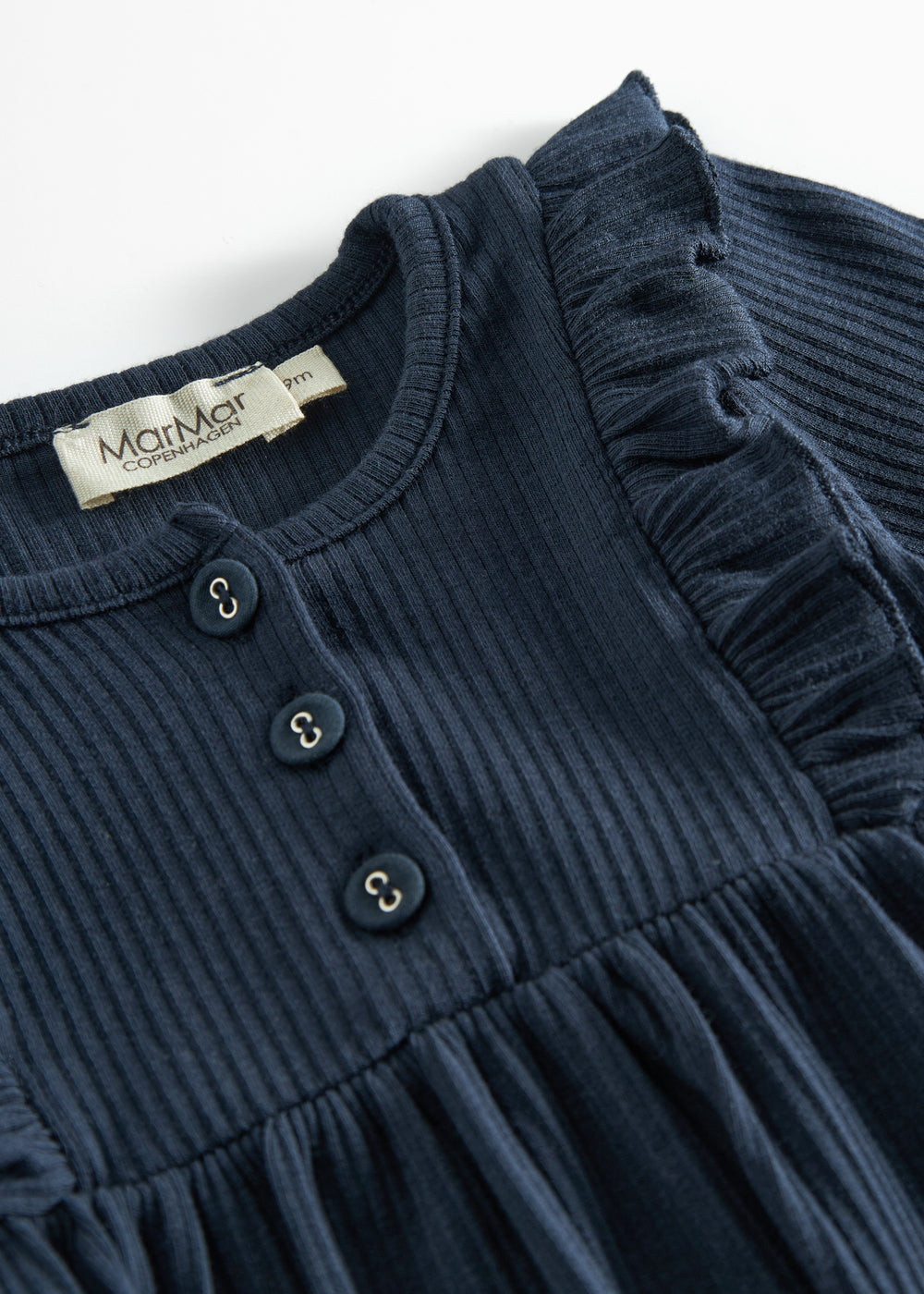 Mørkeblå ribstrikket kjole til børn med flæsedetaljer og lange ærmer