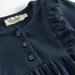 Mørkeblå ribstrikket kjole til børn med flæsedetaljer og lange ærmer