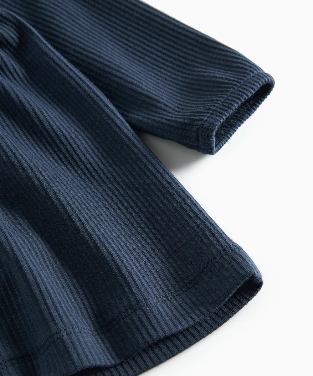 Mørkeblå ribstrikket kjole til børn med flæsedetaljer og lange ærmer