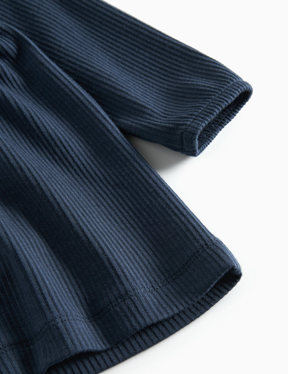 Mørkeblå ribstrikket kjole til børn med flæsedetaljer og lange ærmer